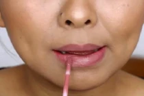 Video: Mẹo thoa son kem lì đúng điệu không làm bong da môi 