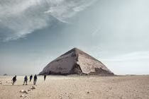 Khám phá kim tự tháp cong bất thường ở Ai Cập