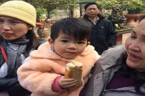 Bé gái 2 tuổi bị mẹ bỏ rơi kèm lá thư "mong thầy đừng cho cháu đi nơi khác"