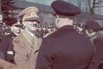 Những bức ảnh bị chôn vùi dưới đất về Adolf Hitler 