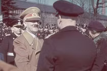 Những bức ảnh bị chôn vùi dưới đất về Adolf Hitler 