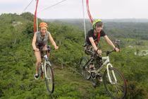 Video: Trải nghiệm đạp xe trên dây mạo hiểm ở Philippines