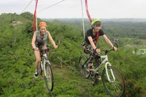 Video: Trải nghiệm đạp xe trên dây mạo hiểm ở Philippines