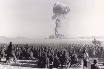 Quái đản người xưa chen nhau xem thử vũ khí hạt nhân 