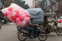 Ảnh sốc “siêu xe” chở hàng cồng kềnh VN trên báo Tây 