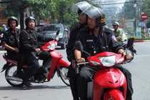 Từ 2/9, CSCĐ HN không được dừng xe vi phạm mũ bảo hiểm