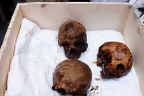 Mở nắp quan tài "khủng" 2.000 năm, phát hiện cảnh tượng gây sốc 