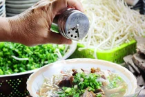 Quán cháo lòng gần nửa thế kỷ đông nghịt khách ở Sài Gòn