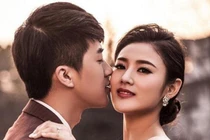 Chết lặng thấy vợ sắp cưới vồ vập với bồ, còn chê mình “đụt”