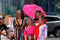 Giật túi xách của Việt kiều đúng lúc chụp hình, một tên cướp sa lưới