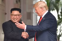 Hình ảnh thân thiết nồng ấm Tổng thống Donald Trump và Chủ tịch Kim Jong-un