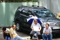 Dân “anh chị” lập chốt trấn tiền ô tô giữa Sài Gòn