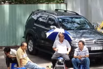 Dân “anh chị” lập chốt trấn tiền ô tô giữa Sài Gòn