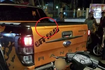 Video: Chạy xe thiếu quan sát, thanh niên đâm vào đuôi ô tô