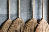 Những cách cất chổi sai phong thủy ảnh hưởng đến vượng khí gia đình 
