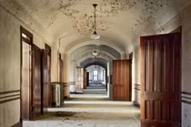 Sự thật hãi hùng trong bệnh viện tâm thần bỏ hoang 