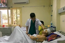 Kinh hoàng nam công nhân vào viện với thanh kim loại găm sâu vào mặt