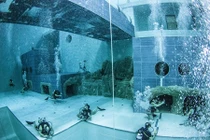 Khám phá bên trong bể bơi sâu nhất thế giới 