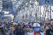 Ấn tượng ảnh tắc đường VN giờ cao điểm trên báo Anh