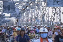 Ấn tượng ảnh tắc đường VN giờ cao điểm trên báo Anh