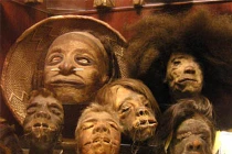 Hãi hùng bộ tộc chặt đầu người làm... huy chương