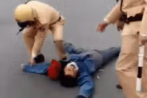 Video: Bị CSGT dừng xe, người đàn ông lăn ra đường ăn vạ