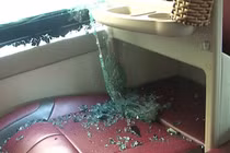 Hàng loạt xe giường nằm bị ném đá, kính vỡ tung tóe