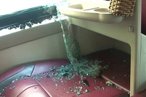 Hàng loạt xe giường nằm bị ném đá, kính vỡ tung tóe