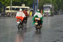 "Mưa vàng" trút xuống Hà Nội sau những ngày nắng nóng khủng khiếp
