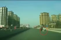 Bé 3 tuổi rơi khỏi xe, cha mẹ vẫn "hồn nhiên" đi tiếp