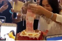 Lạ: Nữ giám đốc rút tiền mỏi tay từ bánh kem sinh nhật