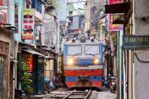 Đường tàu len lỏi qua khu dân cư Hà Nội trên báo Tây