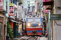Đường tàu len lỏi qua khu dân cư Hà Nội trên báo Tây