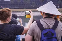 Nón lá Việt Nam xuất hiện ấn tượng trên báo Anh