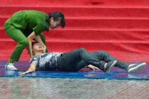 Nữ sinh cảnh sát đấu võ, hạ gục ba thanh niên dưới mưa