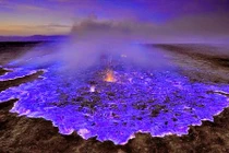 Bí ẩn “ngọn lửa xanh” bất tử trên miệng núi lửa Indonesia