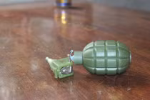 Kinh hoàng lựu đạn nhựa phát nổ, hai trẻ bị thương nặng