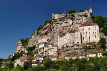 Ngoạn mục ngôi làng cổ nằm cheo leo trên vách núi đá