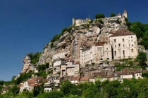 Ngoạn mục ngôi làng cổ nằm cheo leo trên vách núi đá