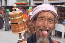 Độc đáo tục lè lưỡi chào khách ở Tây Tạng