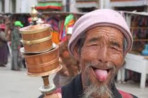 Độc đáo tục lè lưỡi chào khách ở Tây Tạng