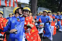 Ảnh: 100 cặp đôi cưới tập thể trong ngày Quốc khánh