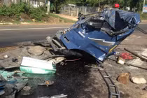 Hai xe tải đấu đầu vỡ nát, tài xế và phụ xe tử nạn