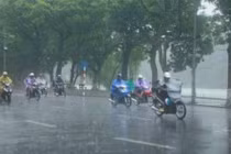Sau nắng nóng khủng khiếp, Hà Nội đón mưa dông dữ dội