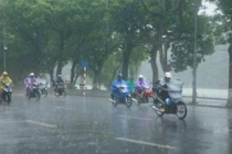 Sau nắng nóng khủng khiếp, Hà Nội đón mưa dông dữ dội