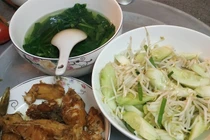 Ngạc nhiên mâm cơm 5.000 đồng và sự thật hài hước đằng sau 