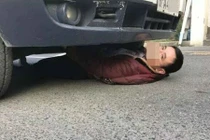 Vợ bị cảnh sát bắt, chồng chui gầm xe 'ăn vạ'