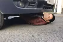 Vợ bị cảnh sát bắt, chồng chui gầm xe 'ăn vạ'