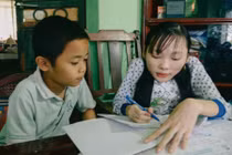 Ảnh: Lớp học miễn phí không bảng, phấn của cô giáo xương thủy tinh