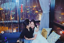 Không ngại ngần, Phan Thành tình tứ hôn Primmy Trương quên hẳn Midu